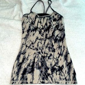 Lululemon power Y tank top size 6 in black and cream!